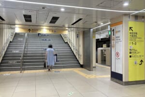 銀座線ホーム階段　