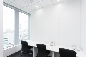 クロスコープ仙台オフィスの3名用個室オフィス［窓あり］のイメージ