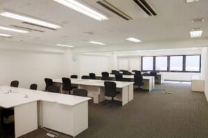 青山レンタルオフィスの40名用個室（Room216）