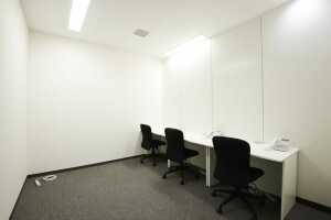 クロスコープ新宿SOUTHオフィスの3名用個室のイメージ