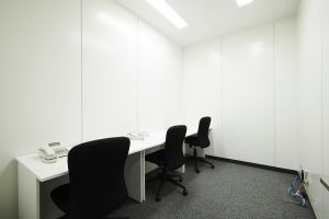 青山オフィスの3名用個室のイメージ