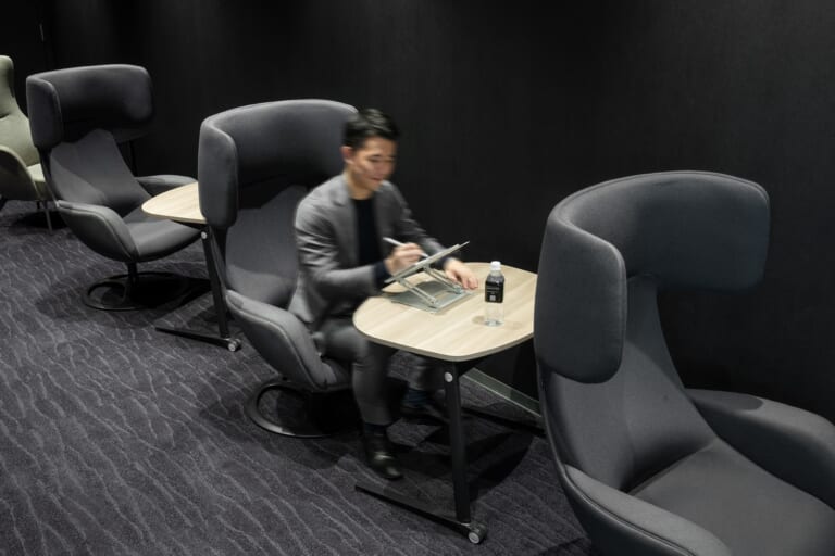 クロスコープ新橋オフィスのラウンジエリアの利用イメージ④