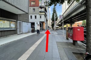 俳優座ビル前