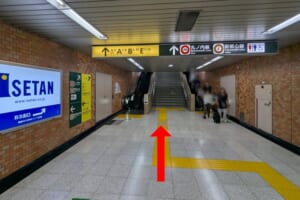 地下１階行エスカレーター　