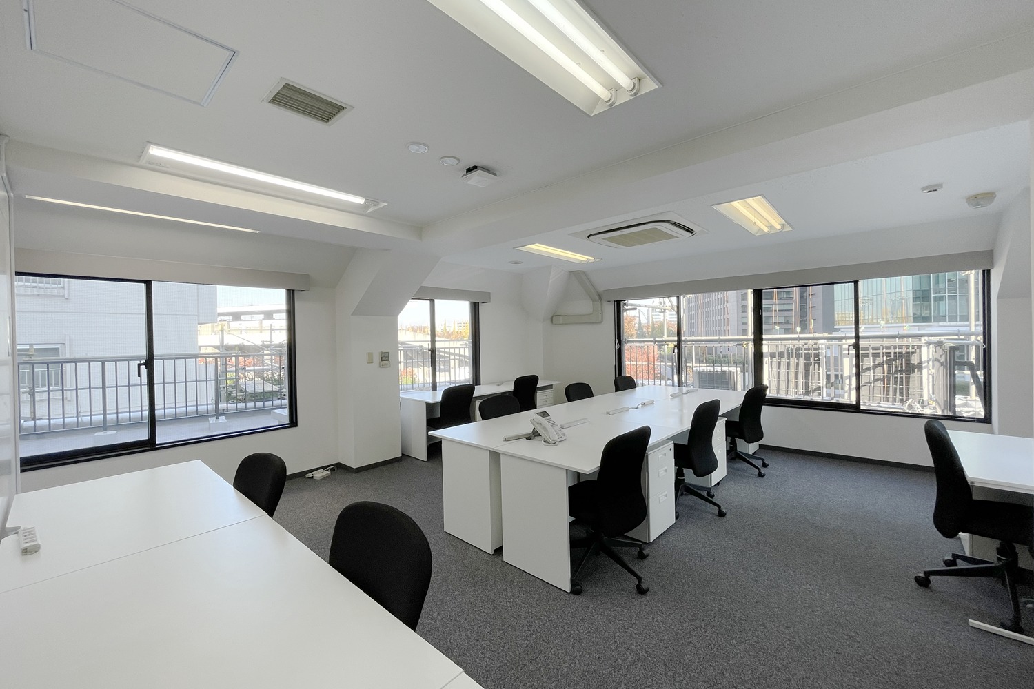 青山レンタルオフィスの12名用個室