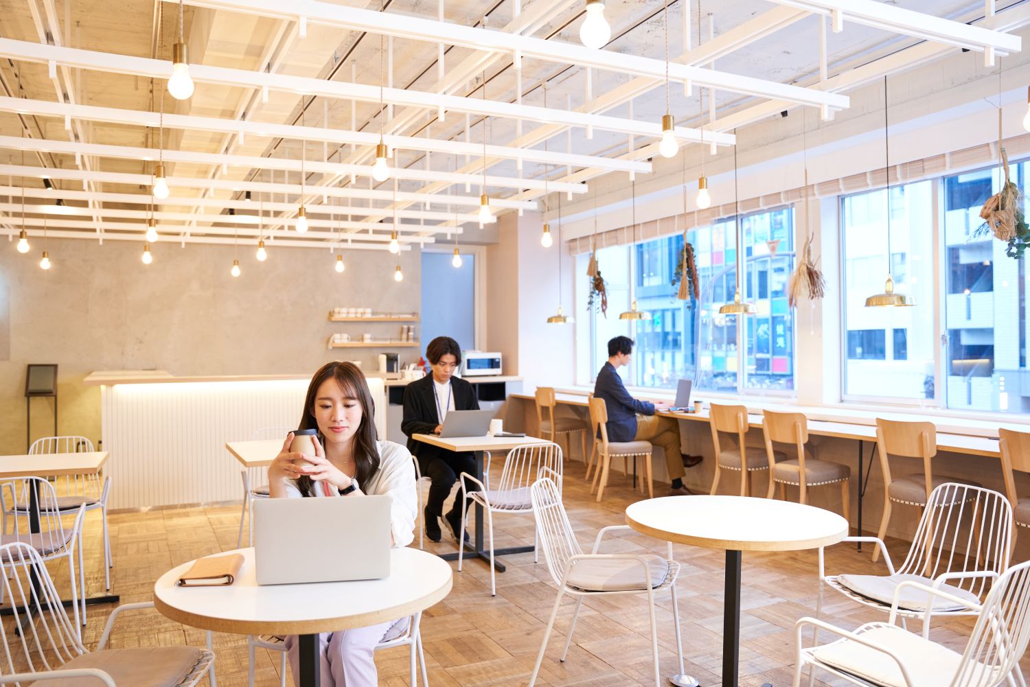 コワーキングスペースがうるさい！騒音が気になるときの対策を解説