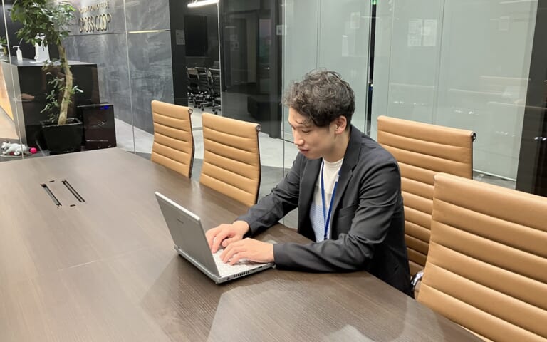 フルアウトの代表の金田様クロスコープ渋谷の会議室にて
