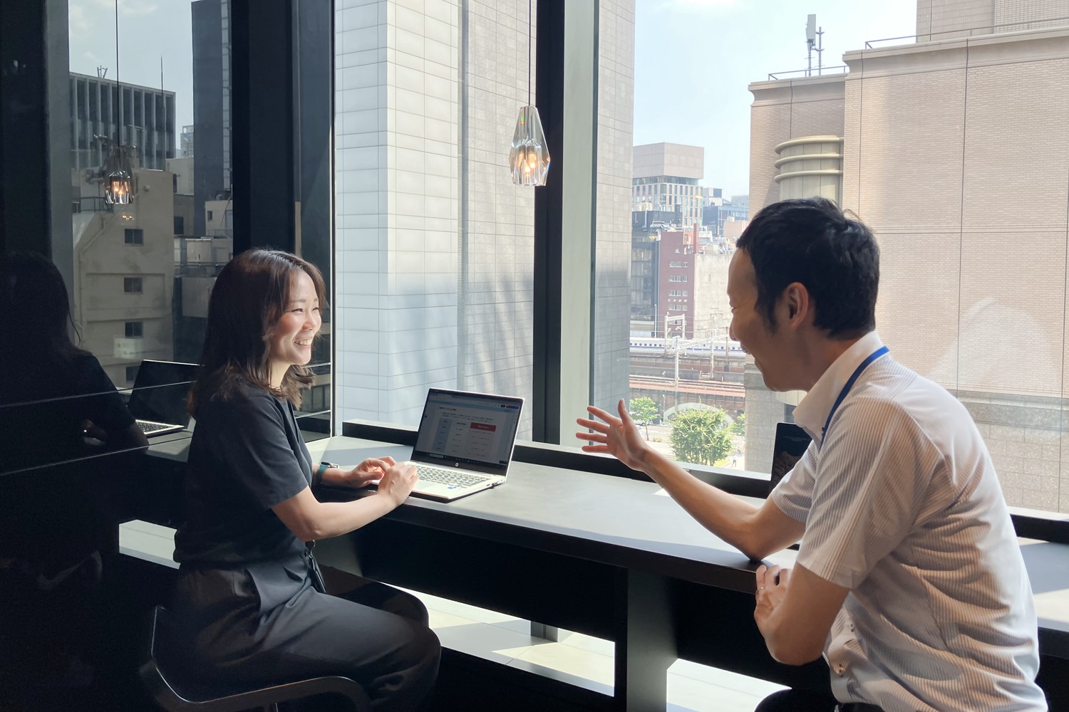 新橋のレンタルオフィス活用事例 | 株式会社ゼネックコミュニケーション様インタビューシーン