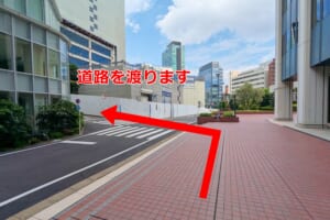 渋谷クロスタワー敷地出るところ