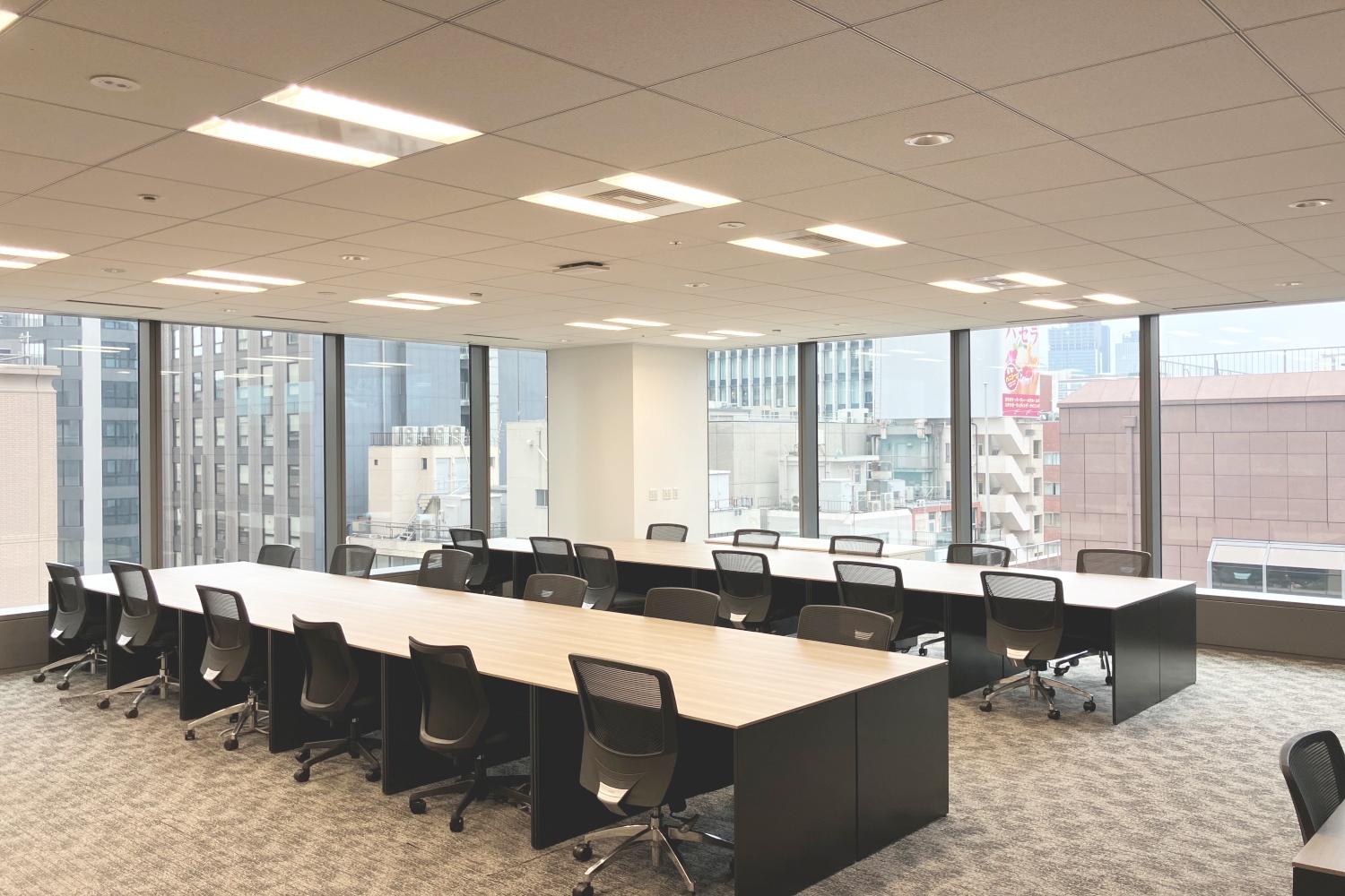 新橋レンタルオフィスの35名用個室