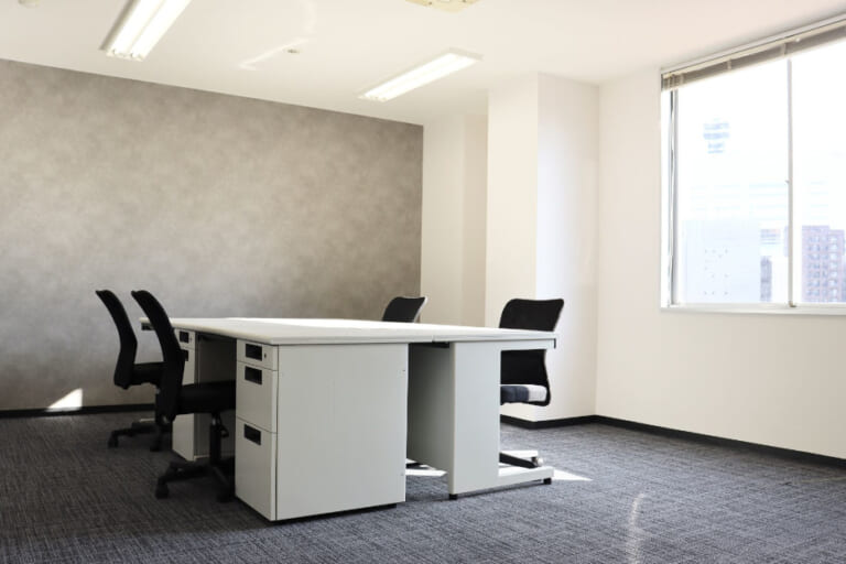 レンタルオフィス大阪福島の4名用ワークスペース（執務室）