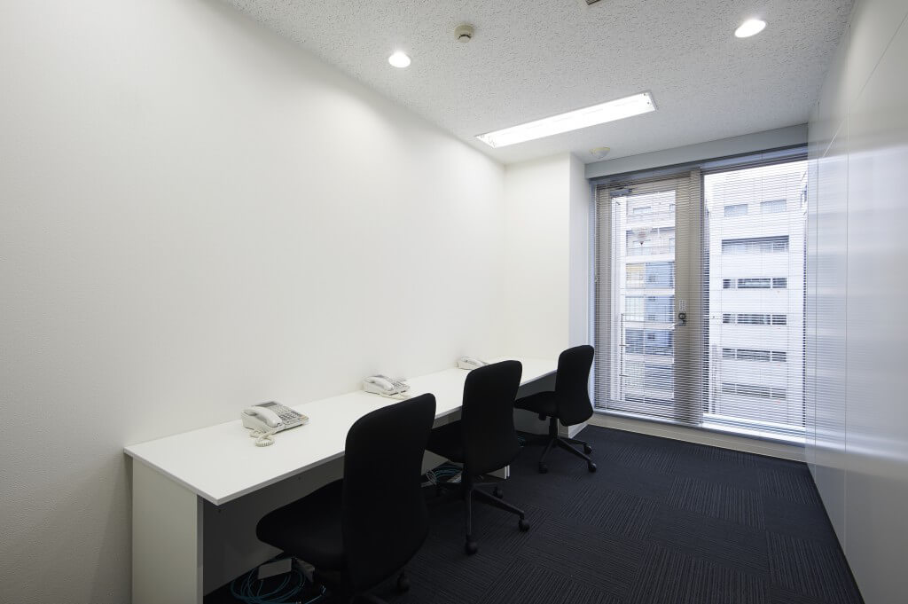 六本木オフィスの3名用個室オフィス［窓あり］のイメージ