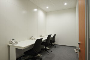クロスコープ新宿AVENUEオフィスの3名用個室のイメージ