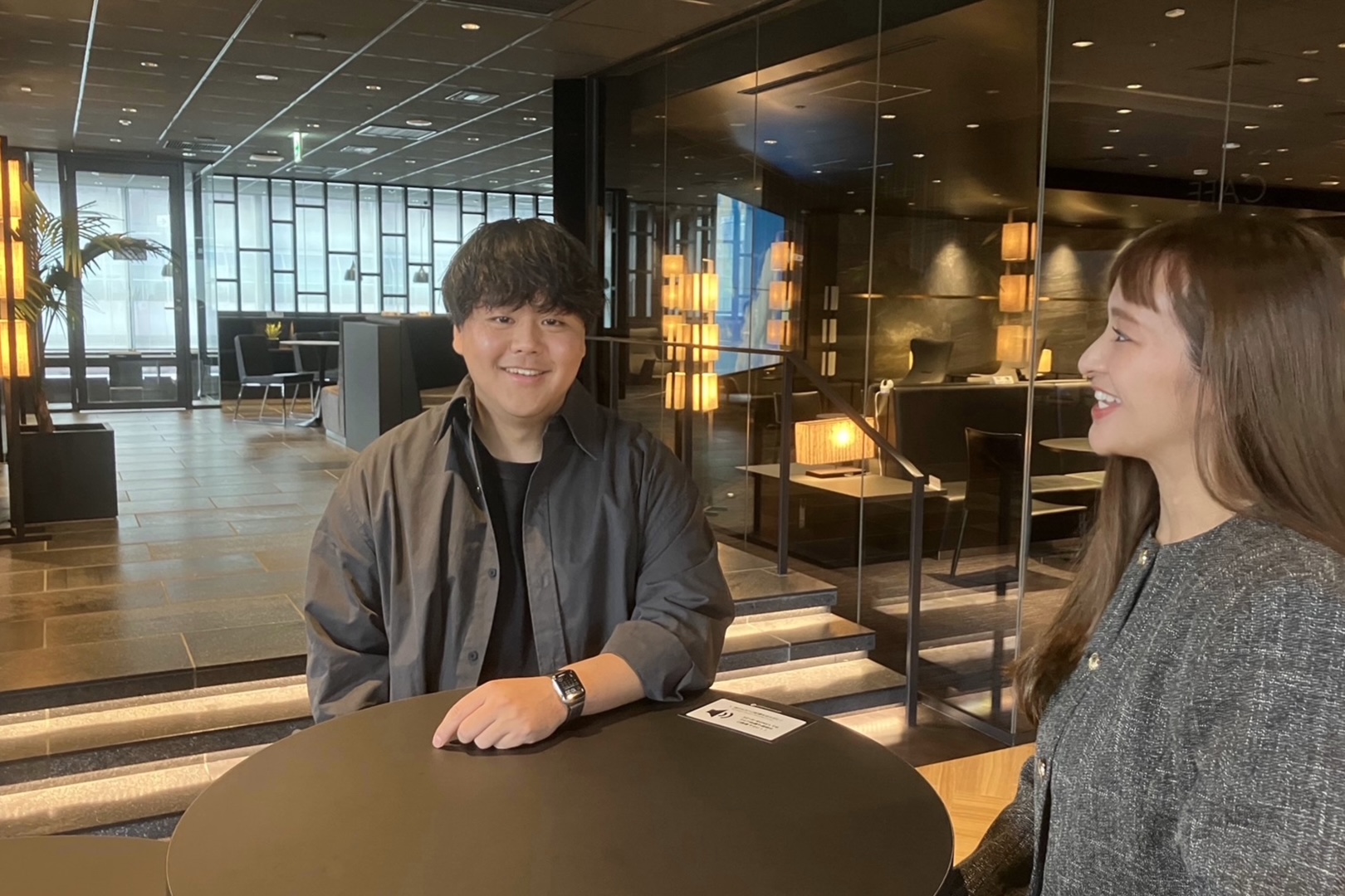 ラウンジエリアにて打ち合わせ前のリラックスしたひととき。上質な内装と自然な光が心地よい雰囲気を演出しています。