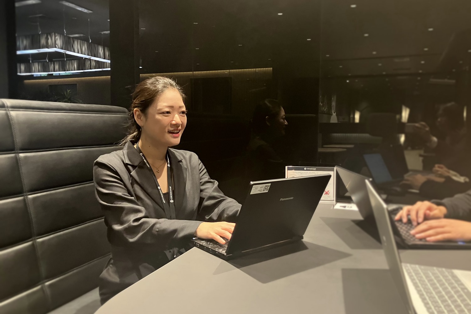 個人ワークに集中できるスペース設計。雑音が少なく、長時間のデスクワークでも快適に過ごせます。