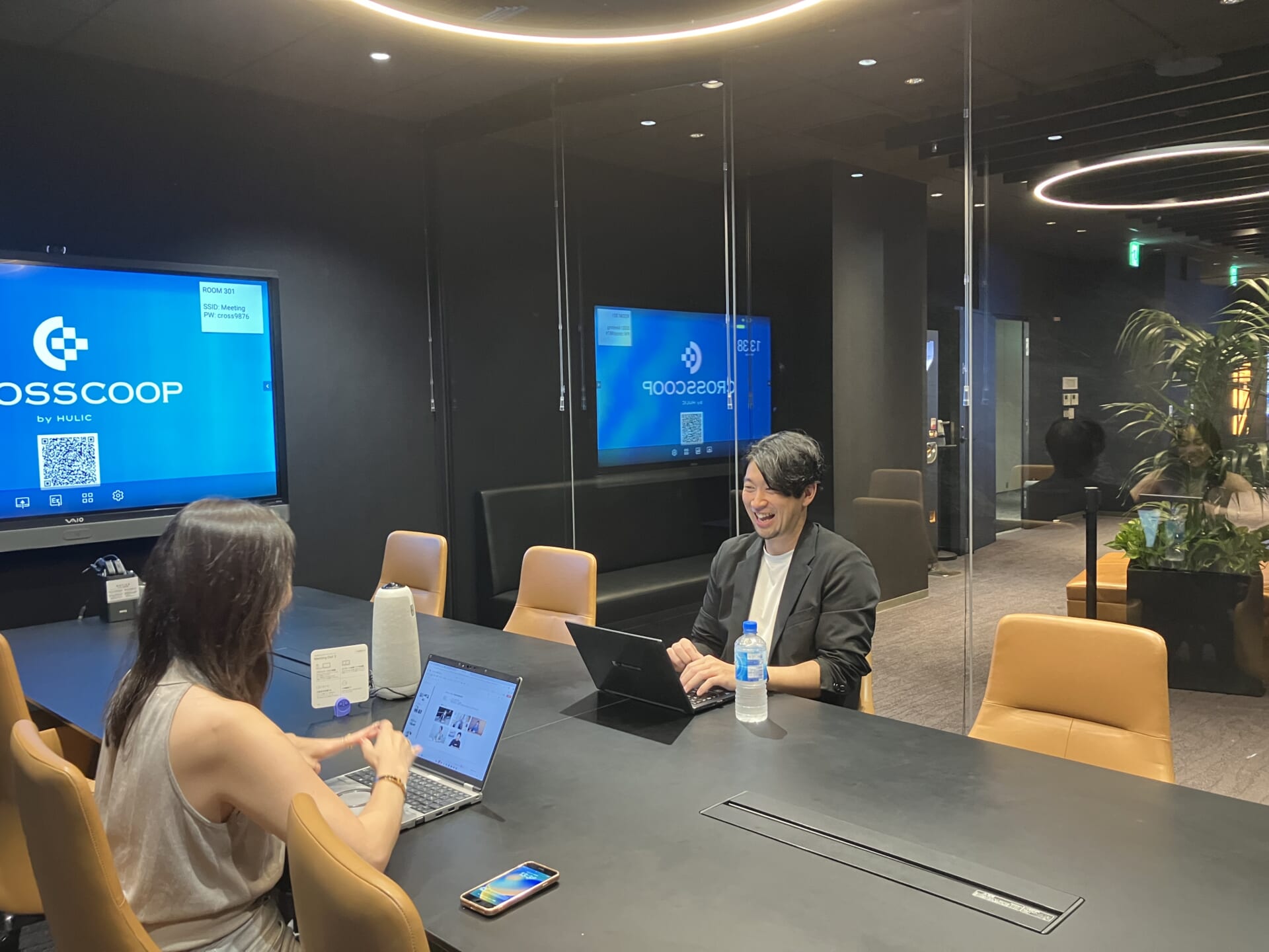 杉山様インタビュー風景（クロスコープ新橋会議室にて）
