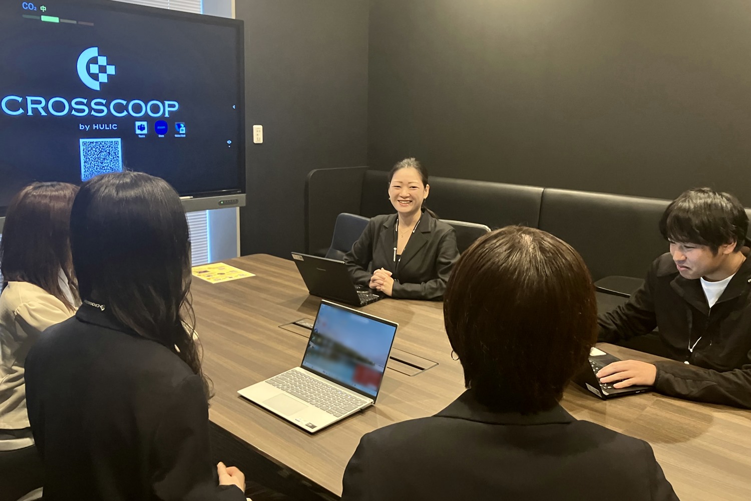 プレゼン資料を共有しながらの打ち合わせ。モニター設備が整い、リモート・対面を問わず効率的なコミュニケーションが可能です。