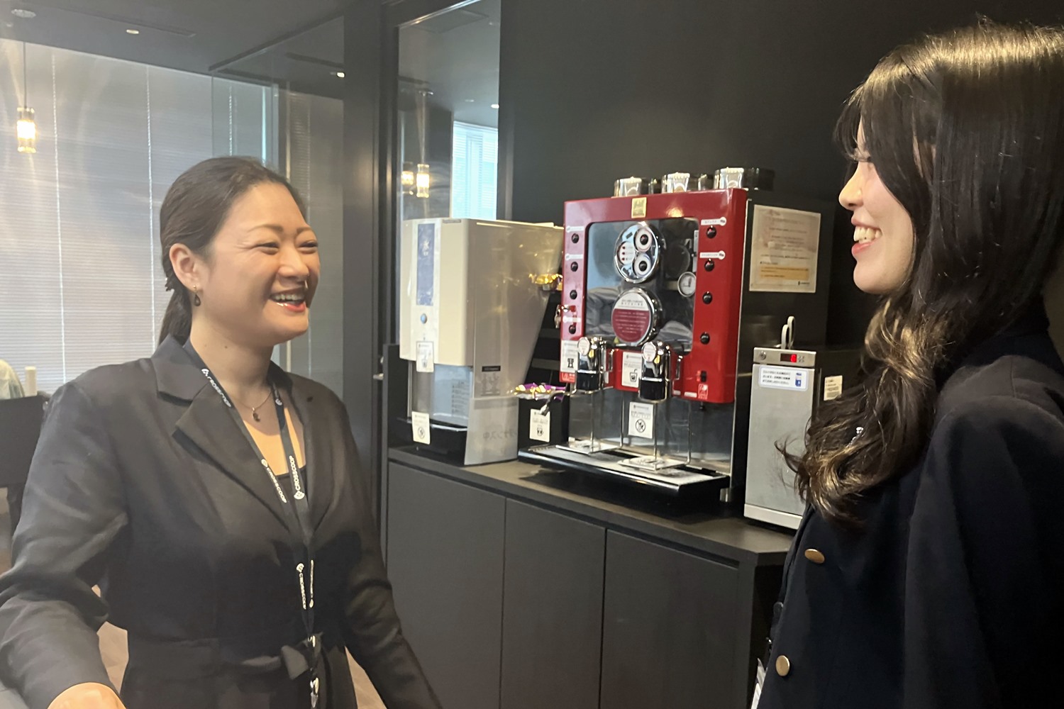 コーヒーブレイク中の自然なコミュニケーション。休憩時の交流が、社内外の連携やアイデア創出にもつながります。