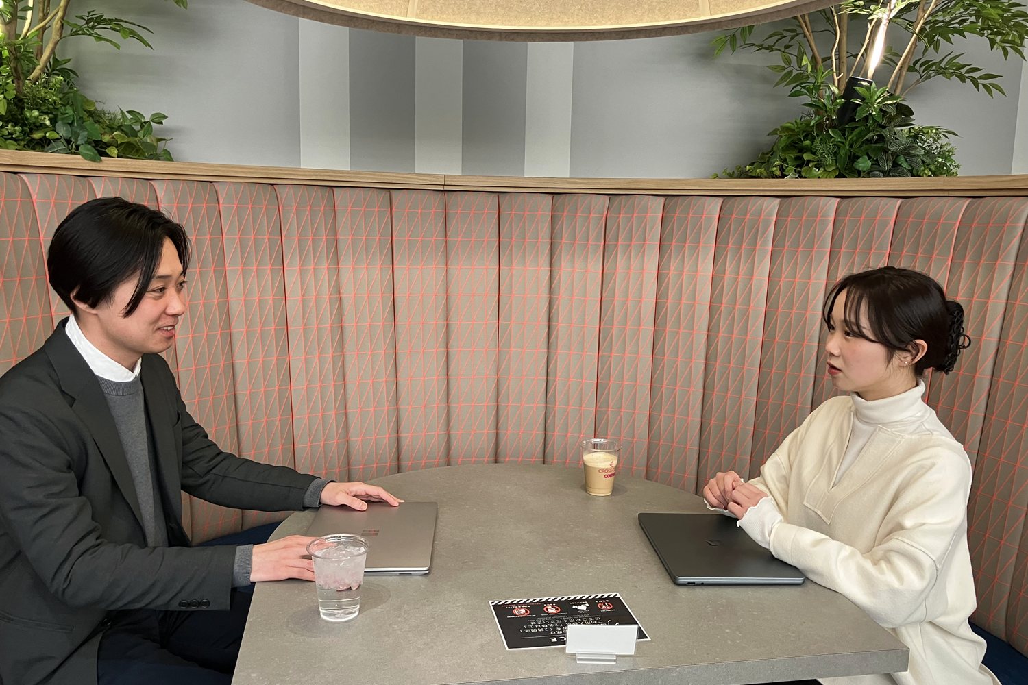 一対一でじっくり向き合う場面。落ち着いた席配置が、相手の考えを引き出す対話を支えます。