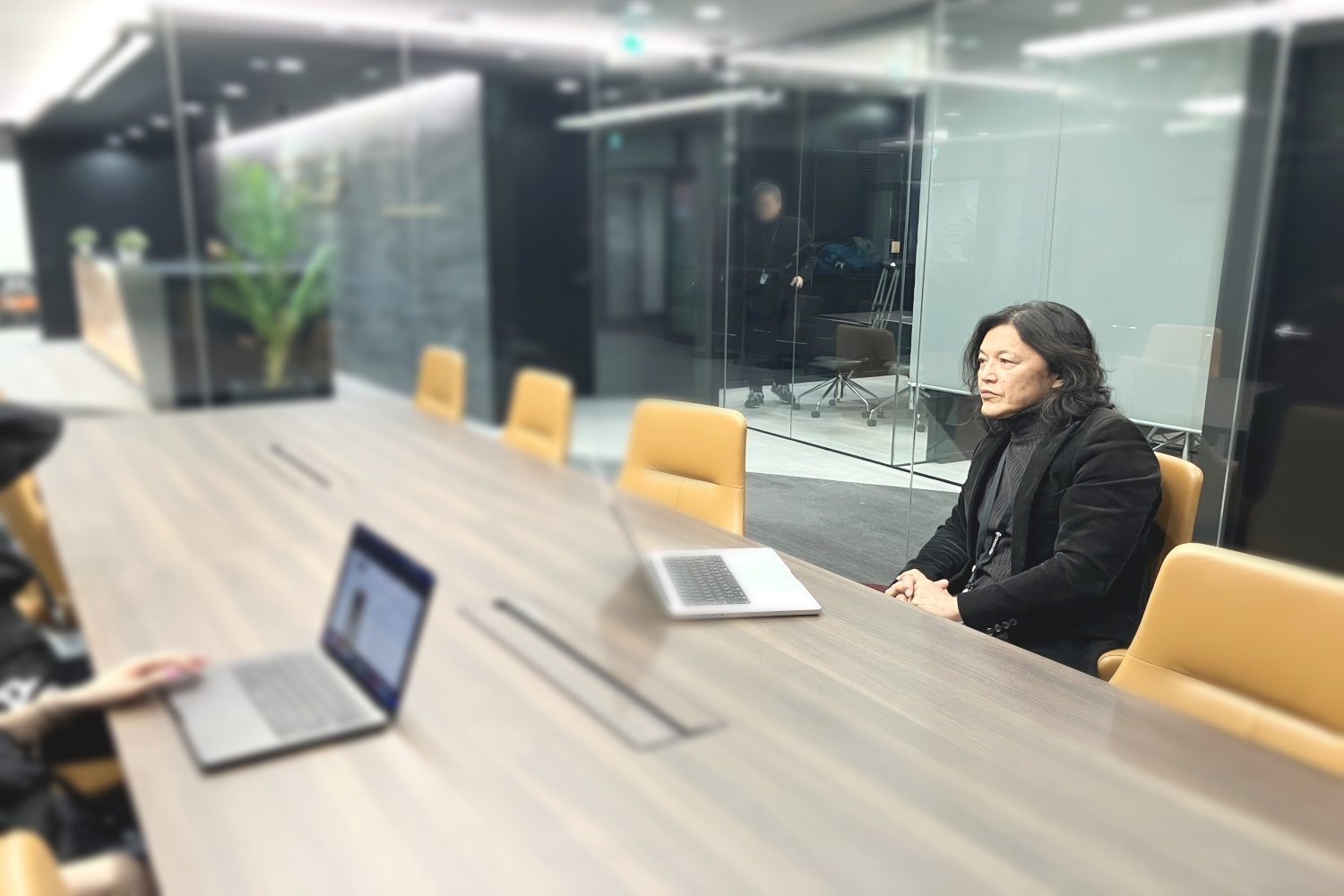 会議室でのヒアリングのひとコマ。落ち着いた環境が、考えを整理しながら話す時間を支えています。