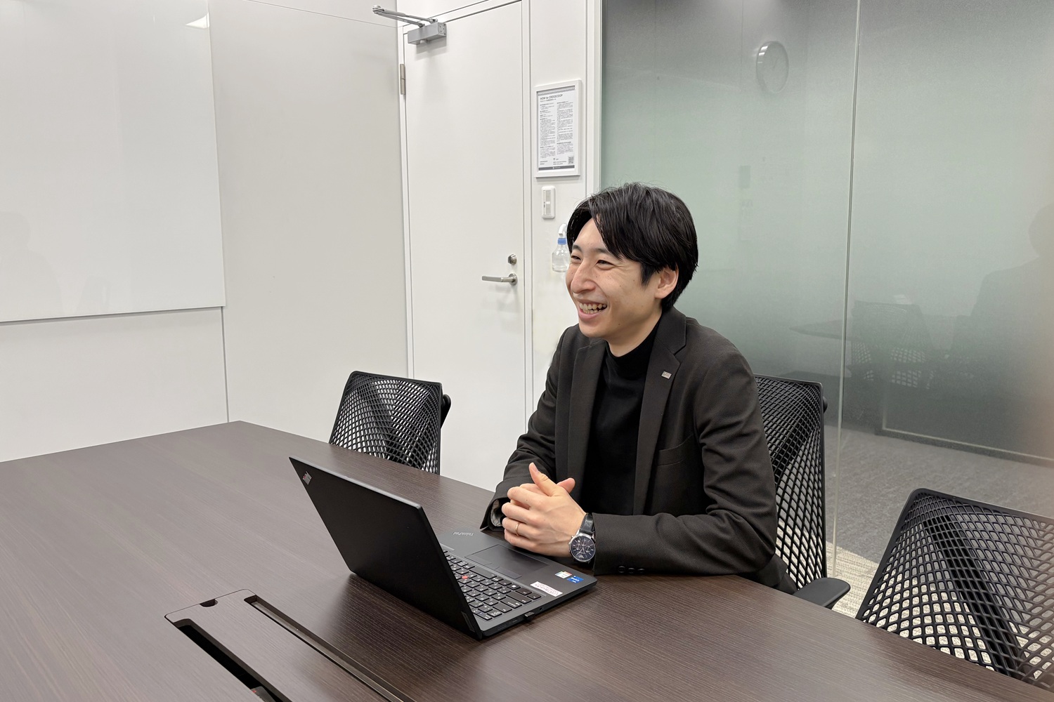 会議室での打ち合わせの様子。落ち着いた環境の中で、リラックスしながら意見交換が行われています。