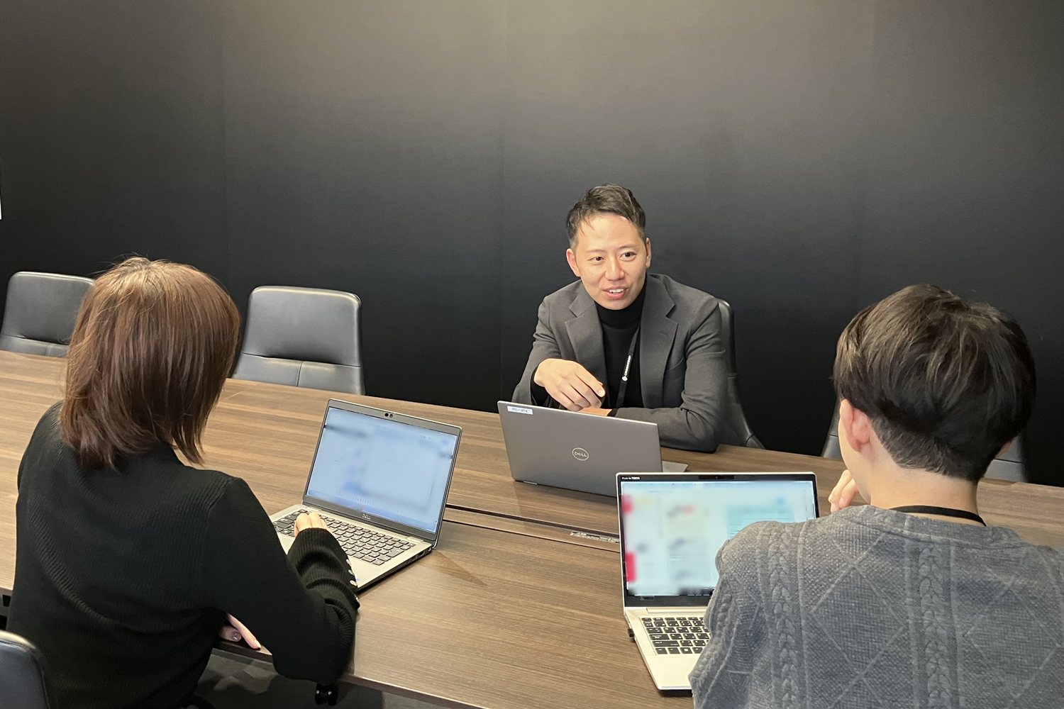 具体的な数字や事実をもとに方向性を整理する場面。言葉だけでなく、根拠を示しながら合意形成を進めています。