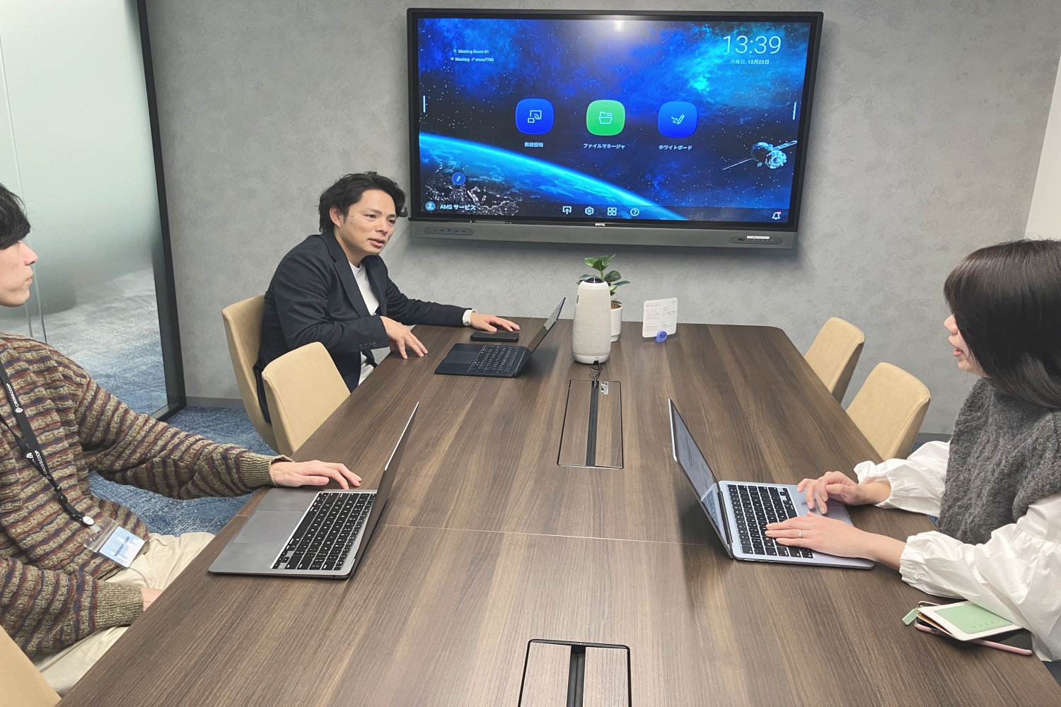 周囲の視線を気にせず話せるボックス席。腰を据えた対話や、踏み込んだ相談にも適した環境です。