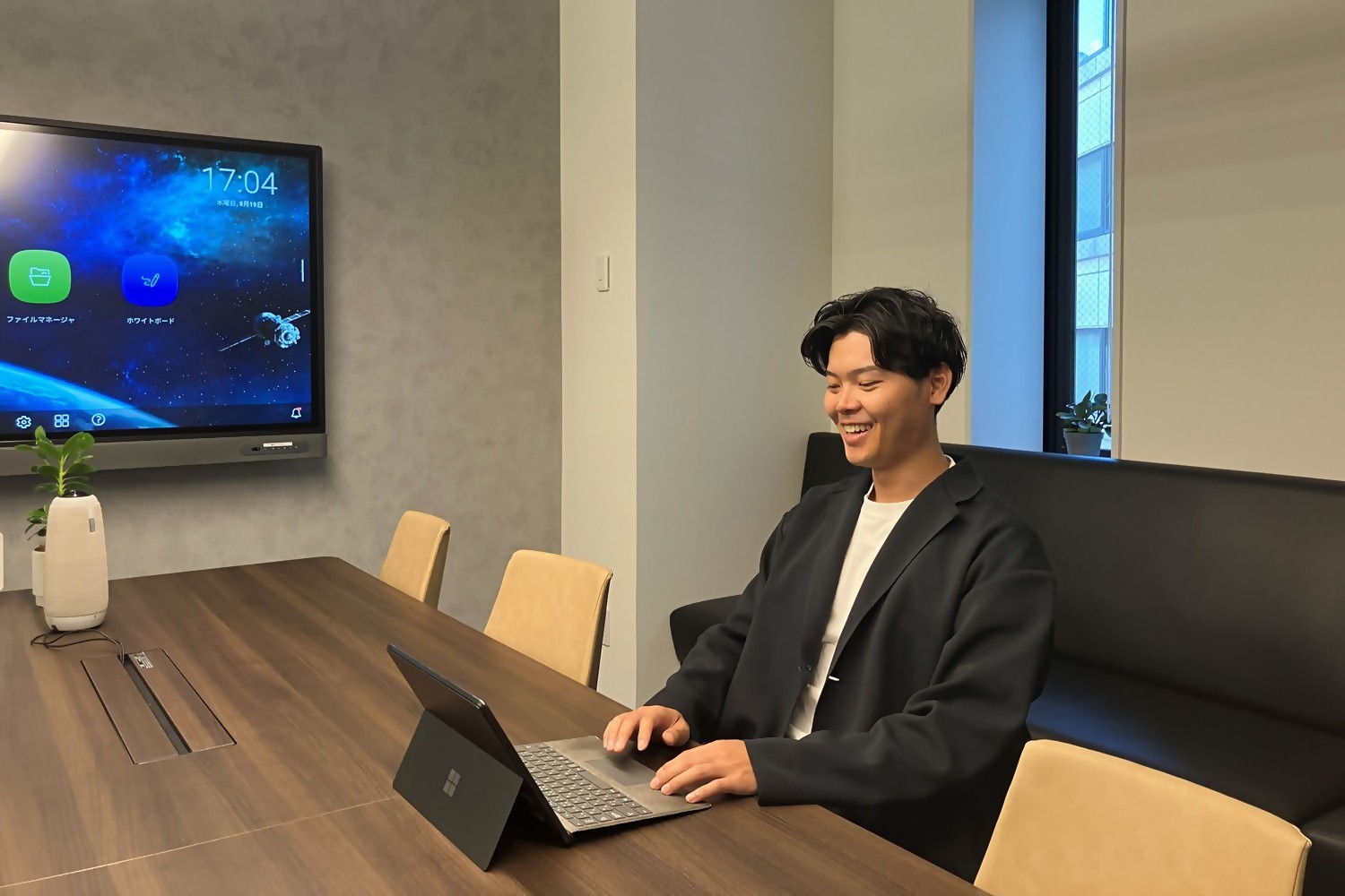 大型モニターを備えた会議室での作業風景。打ち合わせやオンライン会議など、用途に応じて柔軟に活用できる環境が整っています。