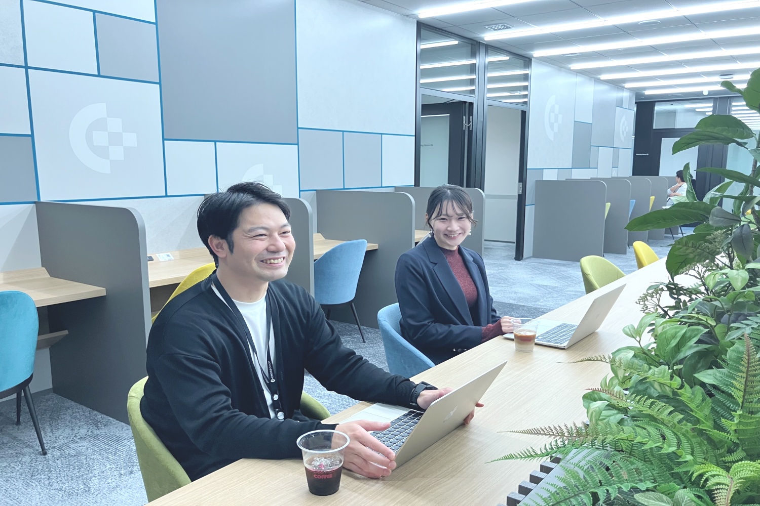 落ち着いたソファ席での打ち合わせ風景。程よい距離感が、意見交換の質を高めています。