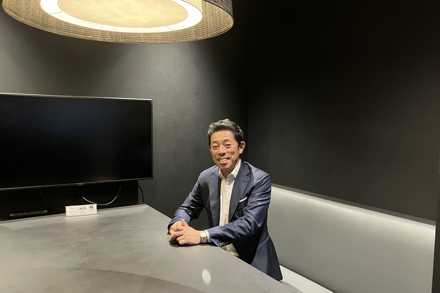 落ち着いた雰囲気の個室ブースは、商談や打ち合わせはもちろん、オンライン会議や集中して作業したい時にも活用できる空間です。