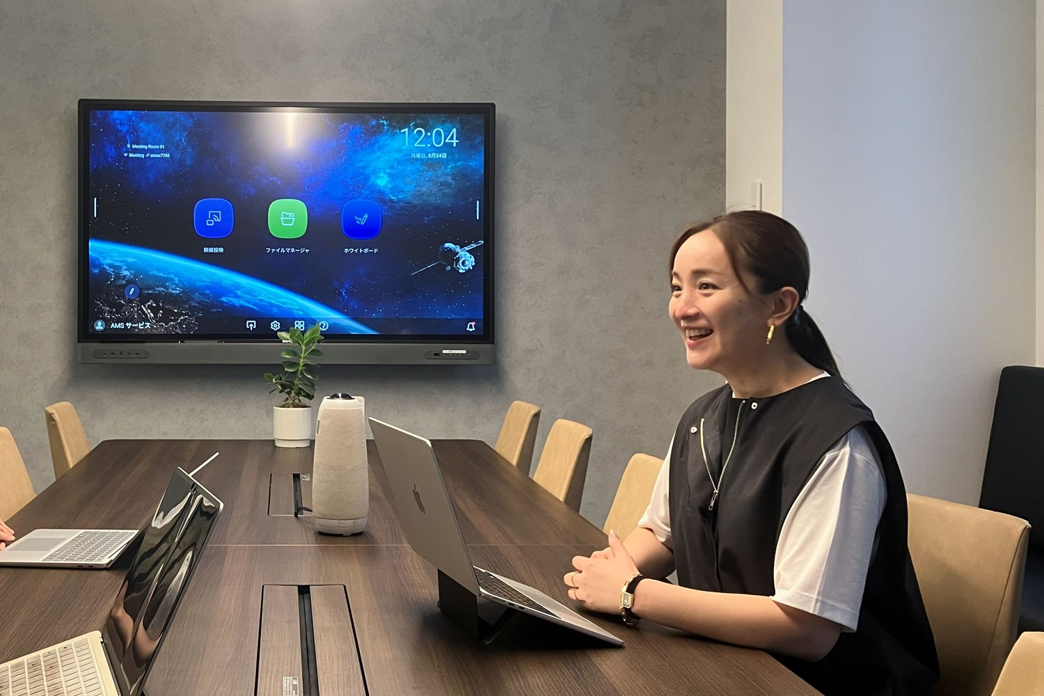 会議室では、大型モニターを使った資料確認や情報共有もスムーズに行えます。対面・オンラインを問わず使いやすい環境です。