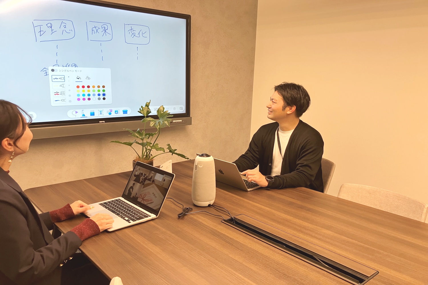 会議室での打ち合わせの様子。モニターを活用しながら、内容を整理しつつ議論を進めています。