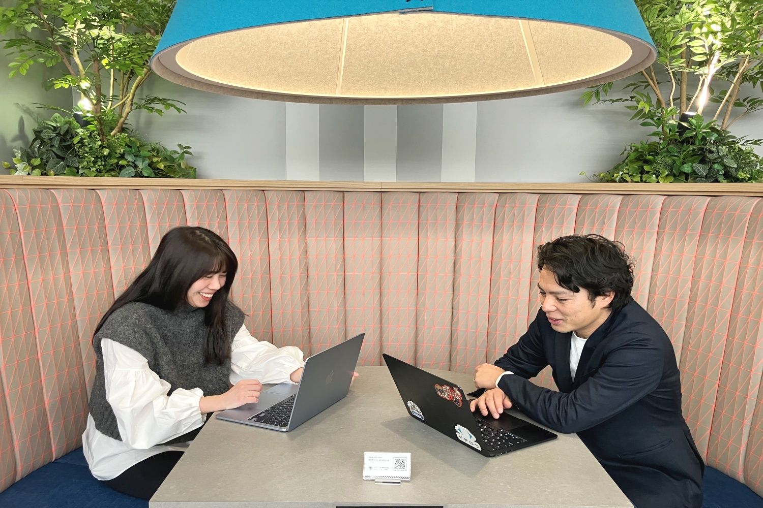 資料共有と意見整理を同時に行える会議空間。参加者それぞれの視点を持ち寄りながら議論が進みます。