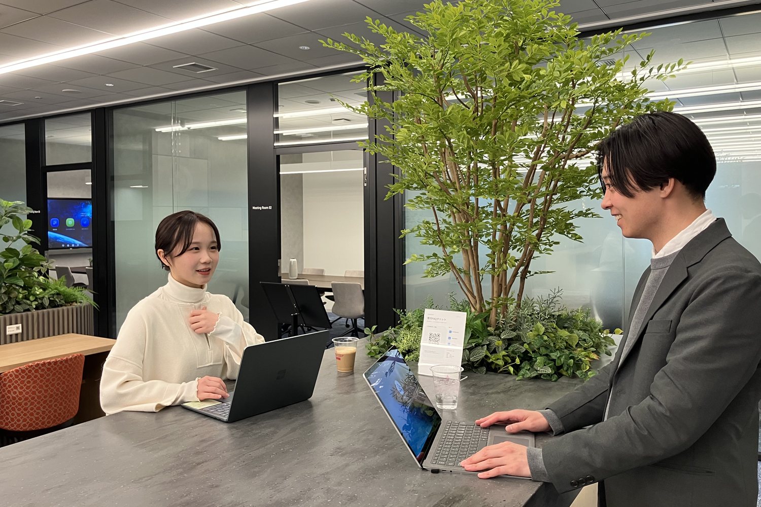 場所を選ばず進むコミュニケーション。カジュアルな空間が、相談や確認をスピーディーにします。