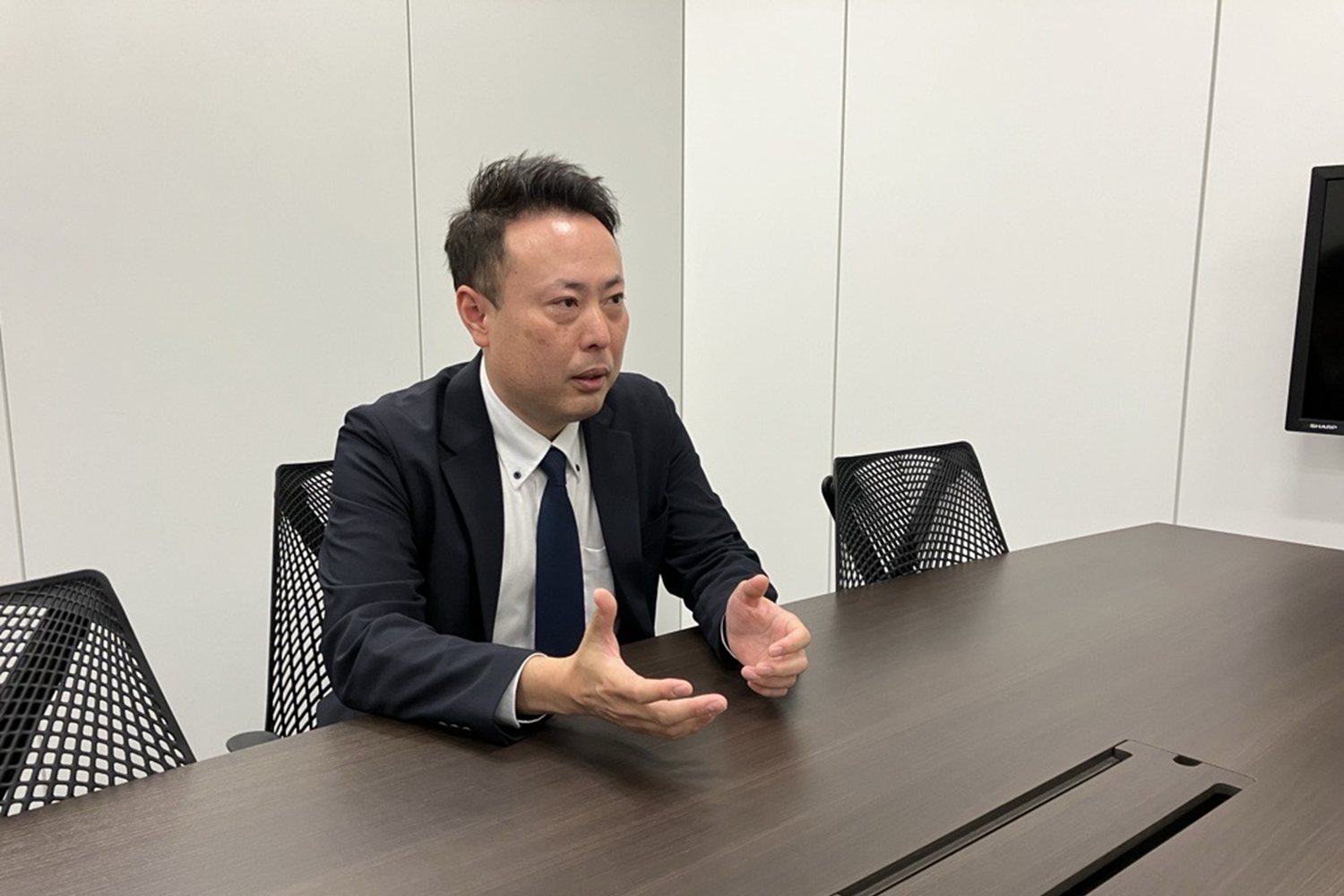 完全個室の会議室を活用し、周囲を気にせずに打ち合わせやオンライン商談、機密性の高い相談を進められる。
