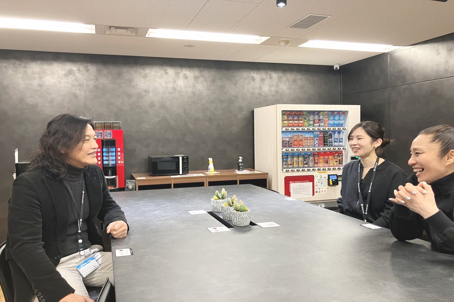 業務の合間に生まれる自然なコミュニケーション。オンとオフが緩やかにつながる空間です。