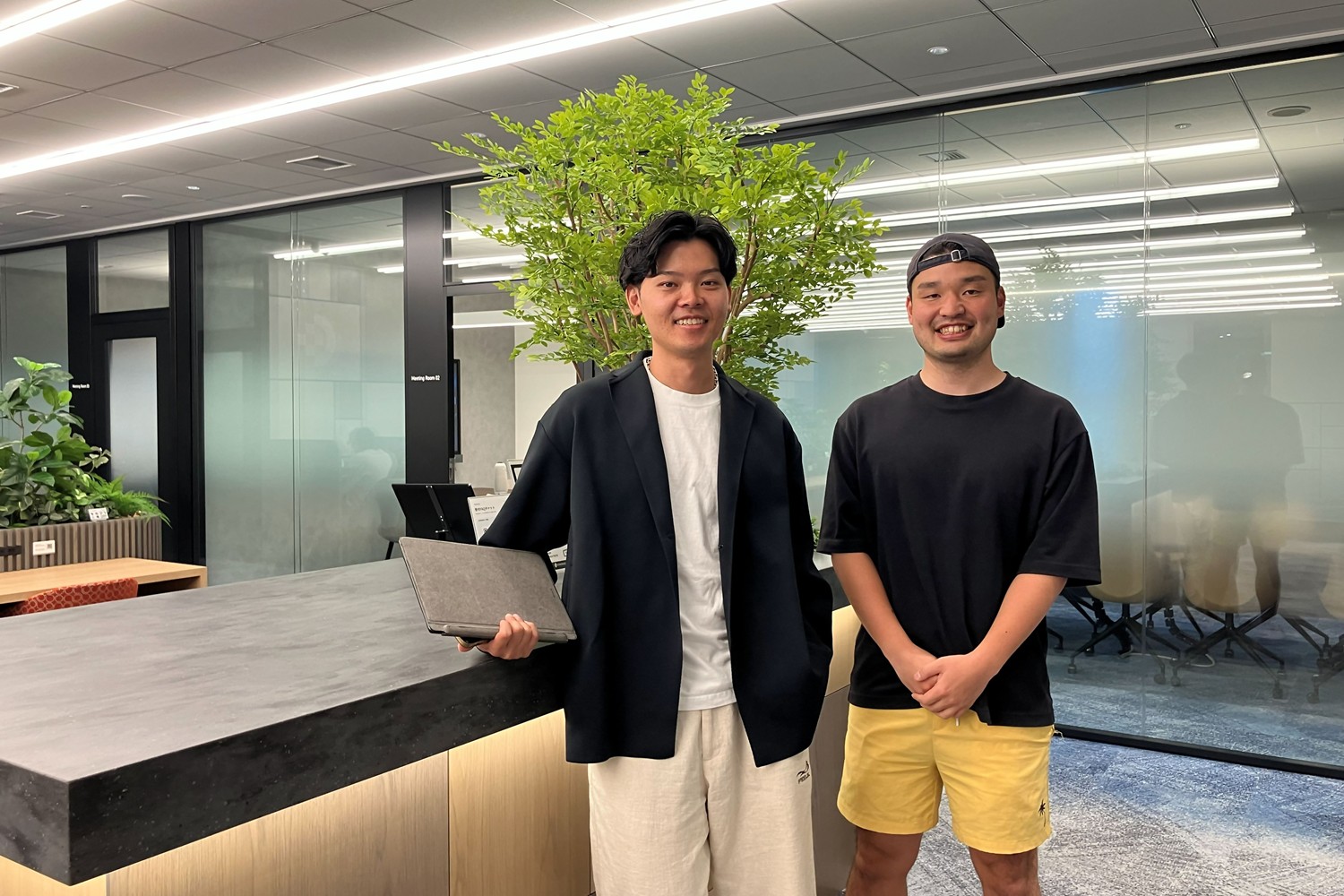 CROSSCOOPの共用スペースにて。働く場所としての快適さだけでなく、自然なコミュニケーションが生まれる開放的な環境も魅力です。