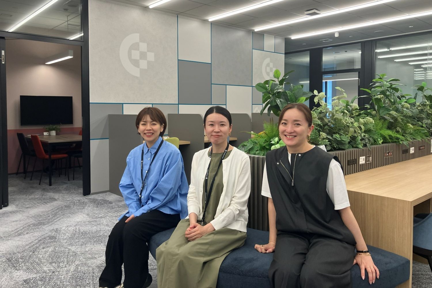 明るく開放的な共用スペースでの一枚。メンバー同士が自然に集まり、コミュニケーションを取りやすい環境が整っています。