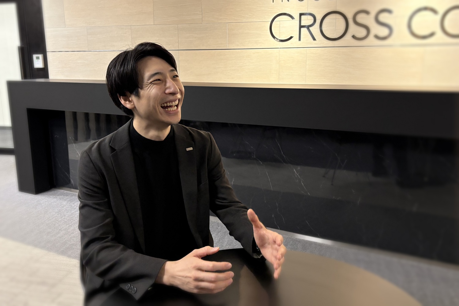 共用スペースでのコミュニケーションの様子。リラックスした雰囲気の中で、自然な会話が生まれています。