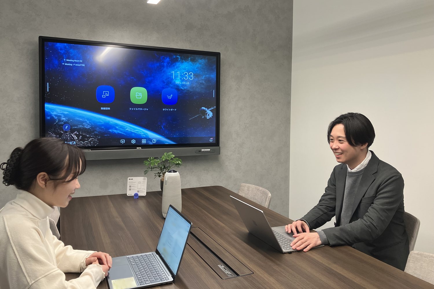 画面を共有しながら進める実務的な打ち合わせ。視覚情報をもとに、認識のズレをその場で解消していきます。