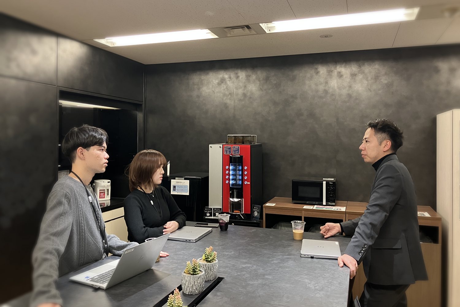 立ち話から始まるディスカッション。距離の近さが、そのまま率直な意見交換につながります。