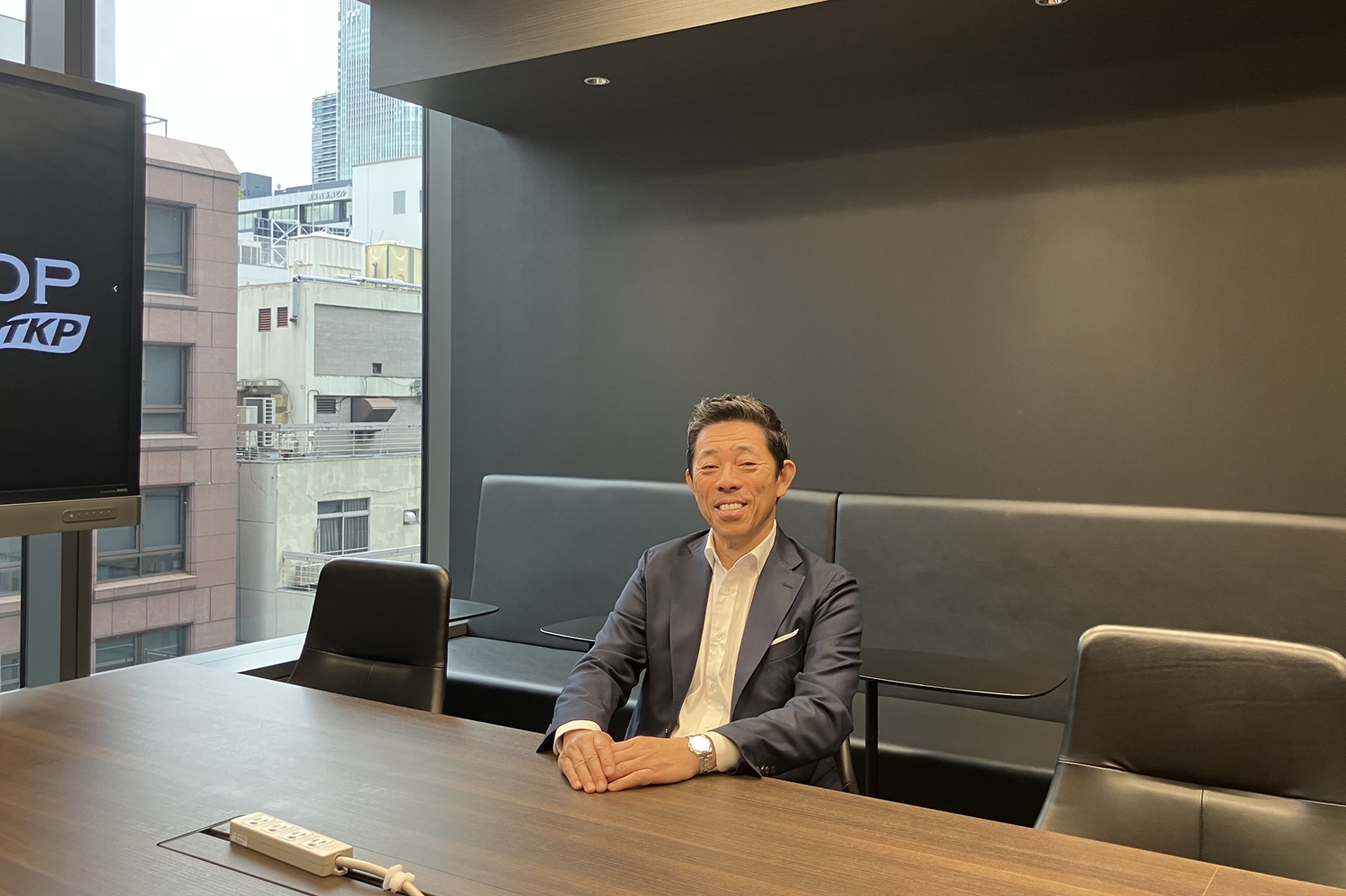 複数名での会議やセミナー、プロジェクトミーティングなど、用途に応じて幅広く利用できる会議室環境が整っています。