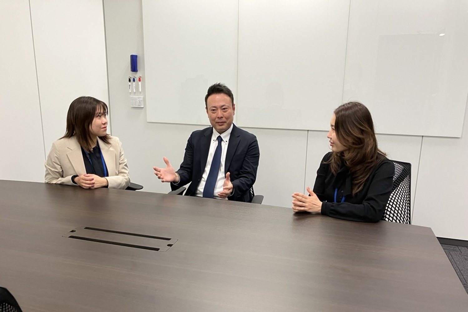 メンバー同士で意見を出し合いながら、方向性を整理していく打ち合わせの様子です。