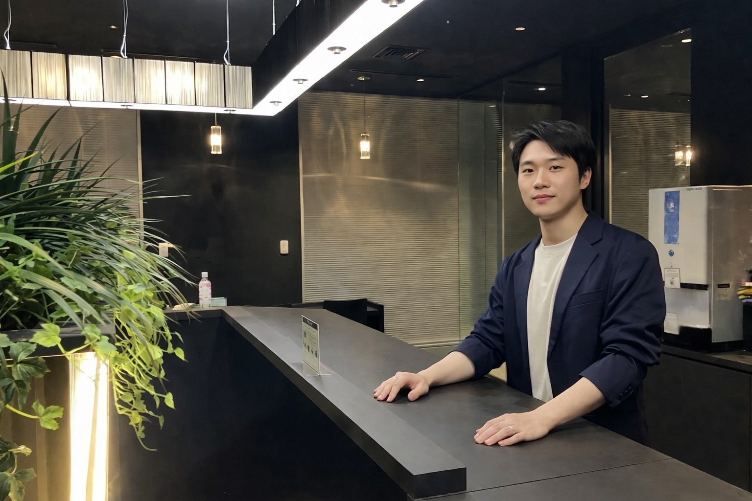 エントランスカウンターの様子。来訪者を迎える空間として、落ち着いた印象を与えます。