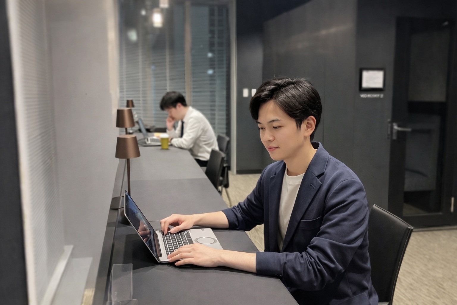 カウンター席での業務風景。短時間の作業や集中したい場面にも適したスペースです。