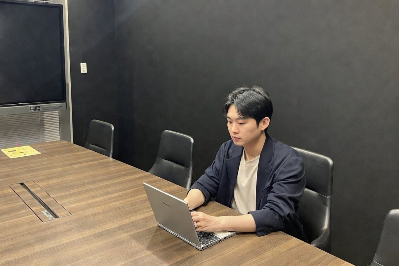 会議室を活用した作業の一コマ。用途に応じて空間を柔軟に使い分けることができます。